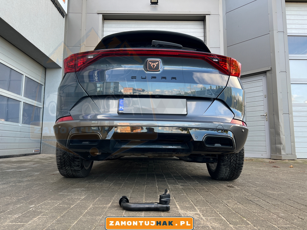 samochod cupra ateca formentor na tle warsztatu montujacego haki holownicze w poznaniu zdjecie z prawej strony